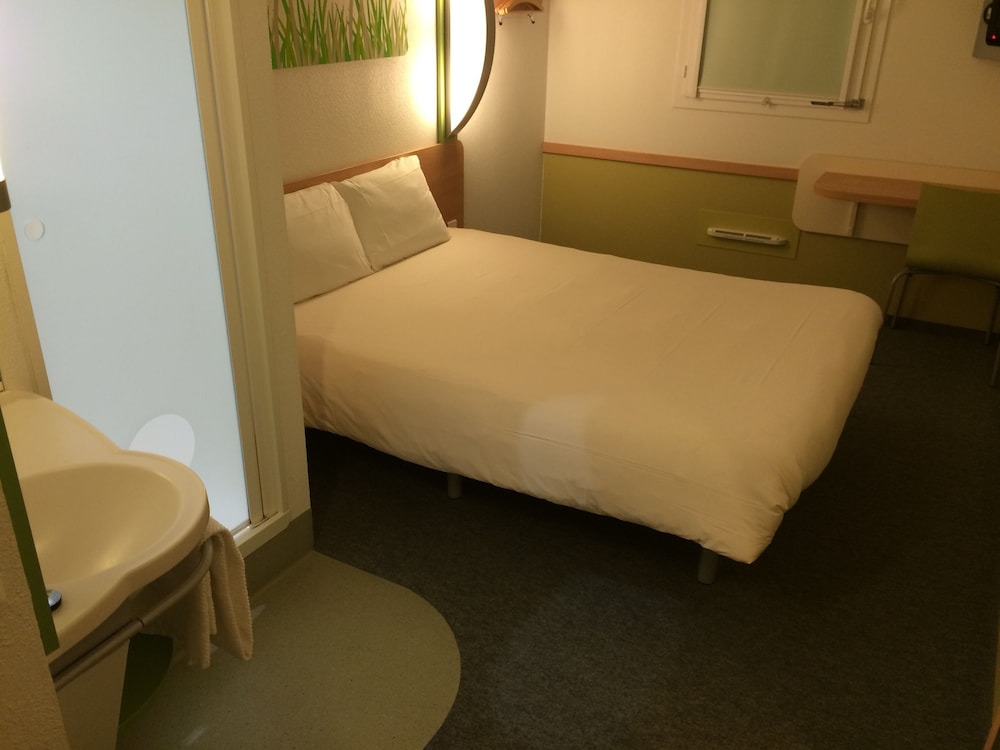 Habitación doble con una cama doble para hasta 2 personas del hotel Ibis Budget Ancenis. Foto 3