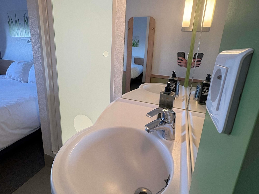 Habitación doble con una cama doble para hasta 2 personas del hotel Ibis Budget Ancenis. Foto 5
