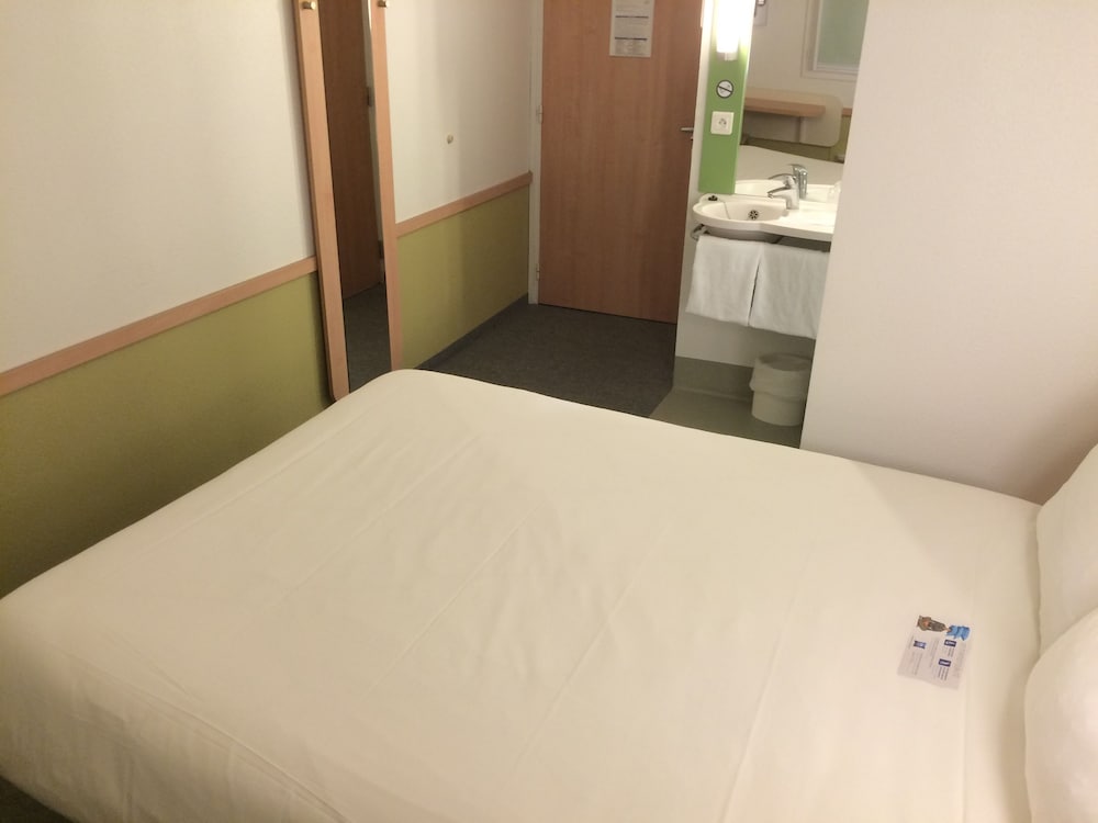 Habitación doble con una cama doble para hasta 2 personas del hotel Ibis Budget Ancenis. Foto 9