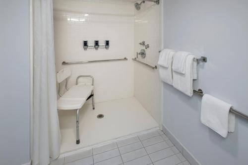 Habitación con cama extragrande y ducha a ras de suelo - Adaptada para personas de movilidad reducida - No fumadores del hotel The Crossroads - Newburgh. Foto 3