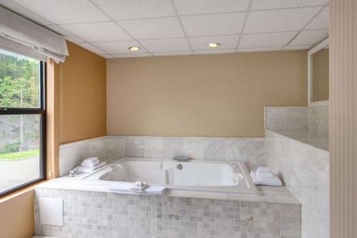 Suite con cama extragrande del hotel The Crossroads - Newburgh. Foto 2