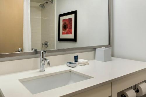 Habitación con bañera y adaptada para personas con discapacidad - Cama extragrande - No fumadores del hotel The Crossroads - Newburgh. Foto 2