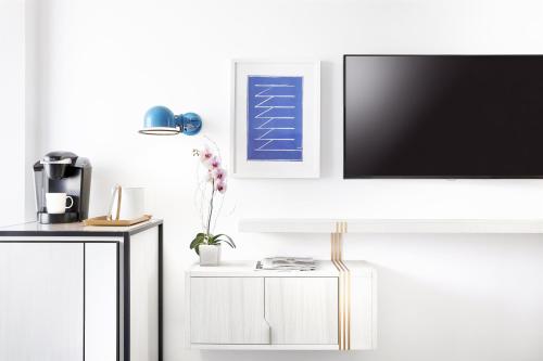 Habitación con cama extragrande y balcón - Adaptada para personas con discapacidad del hotel The William Vale. Foto 1