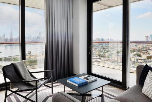 Suite Gotham Esquinera con balcón envolvente - Adaptada para personas con discapacidad del hotel The William Vale. Foto 3