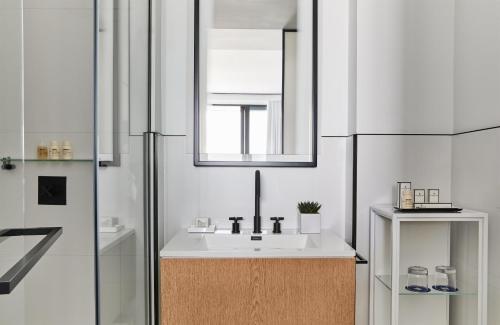 Habitación con cama extragrande y balcón del hotel The William Vale. Foto 1