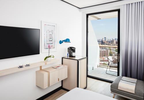 Habitación con cama extragrande y balcón - Adaptada para personas con discapacidad del hotel The William Vale. Foto 4