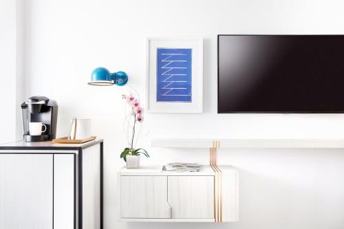 Suite Gotham Esquinera con balcón envolvente - Adaptada para personas con discapacidad del hotel The William Vale. Foto 7