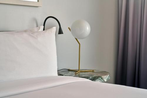 Suite de 1 dormitorio con cama extragrande y balcón del hotel The William Vale. Foto 7