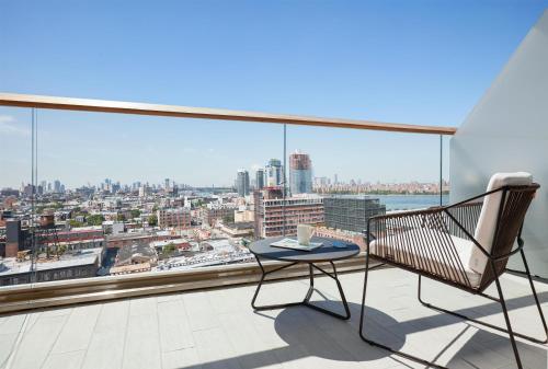 Suite con 1 dormitorio, cama extragrande y balcón - Adaptada para personas con discapacidad del hotel The William Vale. Foto 8