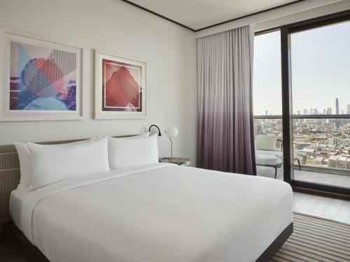 Suite con 1 dormitorio, cama extragrande y balcón - Adaptada para personas con discapacidad del hotel The William Vale. Foto 3