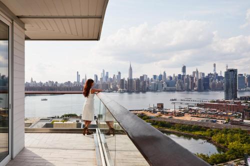 Manhattan View Corner Suite with Wraparound Balcony del hotel The William Vale. Foto 8