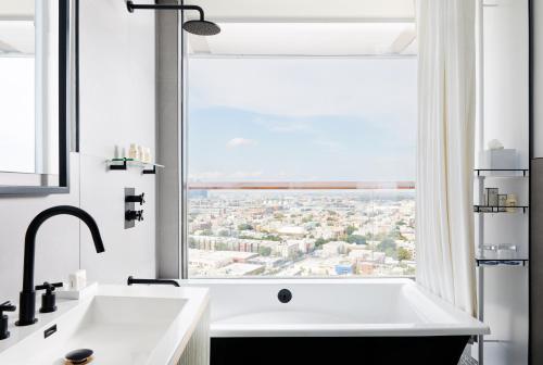 Manhattan View Corner Suite with Wraparound Balcony del hotel The William Vale. Foto 9