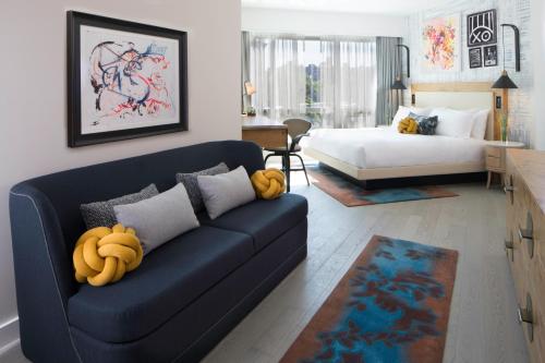 Estudio con cama extragrande del hotel 50 Bowery NYC. Foto 1