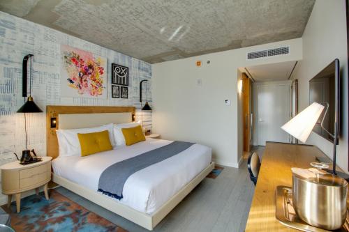 Habitación con cama extragrande y vistas a la ciudad del hotel 50 Bowery NYC. Foto 1