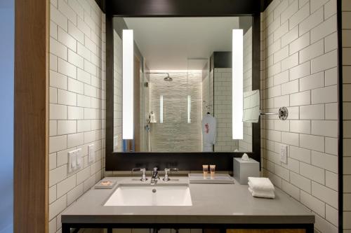 Habitación con vistas al puente - Cama extragrande del hotel 50 Bowery NYC. Foto 1