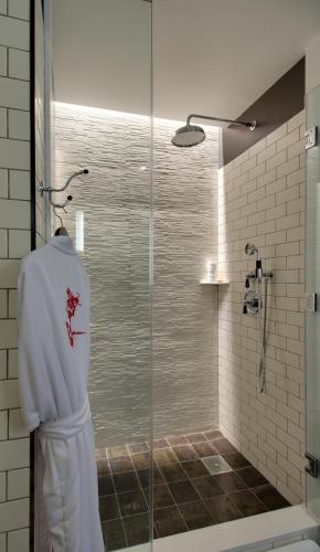 Habitación con vistas al puente - Cama extragrande del hotel 50 Bowery NYC. Foto 2