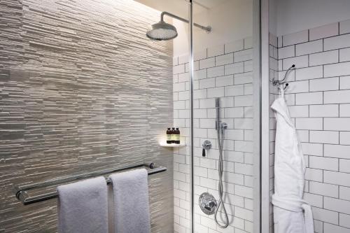 Habitación Doble con dos camas dobles y ducha accesible - Acceso para personas de movilidad reducida del hotel 50 Bowery NYC. Foto 1