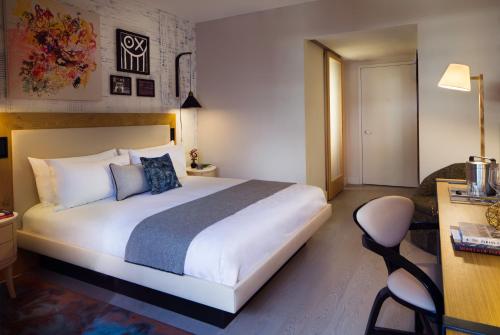 Habitación con cama extragrande. del hotel 50 Bowery NYC. Foto 3