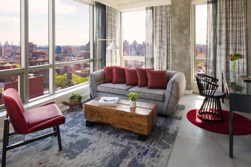 Suite con bañera accesible - Adaptada para personas con discapacidad del hotel 50 Bowery NYC. Foto 1