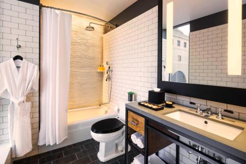 Suite con bañera accesible - Adaptada para personas con discapacidad del hotel 50 Bowery NYC. Foto 2