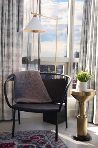 Suite con bañera accesible - Adaptada para personas con discapacidad del hotel 50 Bowery NYC. Foto 3