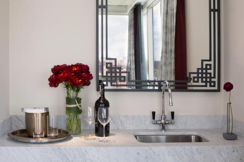 Suite con bañera accesible - Adaptada para personas con discapacidad del hotel 50 Bowery NYC. Foto 4