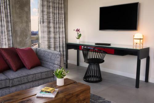 Suite con bañera accesible - Adaptada para personas con discapacidad del hotel 50 Bowery NYC. Foto 6