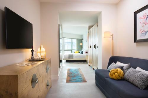 Suite Kindred con bañera accesible del hotel 50 Bowery NYC