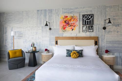 Suite Kindred con bañera accesible del hotel 50 Bowery NYC. Foto 1