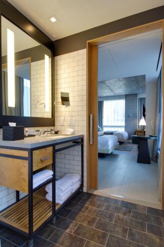 Double Room with Two Double Beds and Bridge View del hotel 50 Bowery NYC