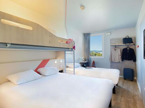Habitación Standard familiar con 1 cama doble, 1 cama individual y 1 cama superpuesta del hotel Ibis budget Valence Nord Plateau des Couleures