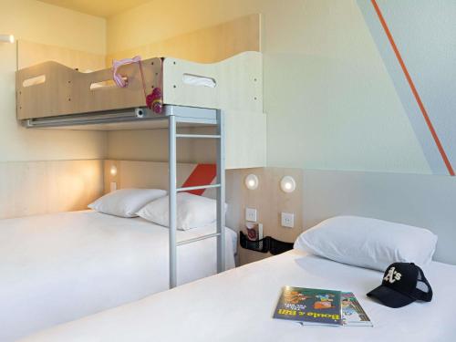 Habitación Standard familiar con 1 cama doble, 1 cama individual y 1 cama superpuesta del hotel Ibis budget Valence Nord Plateau des Couleures. Foto 1
