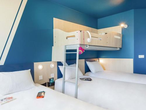 Habitación Standard familiar con 3 camas individuales y 1 cama superpuesta del hotel Ibis budget Valence Nord Plateau des Couleures