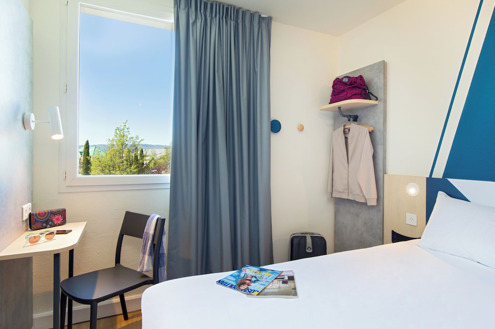 Habitación Estandar con 1 cama matrimonial del hotel Ibis budget Valence Nord Plateau des Couleures. Foto 2