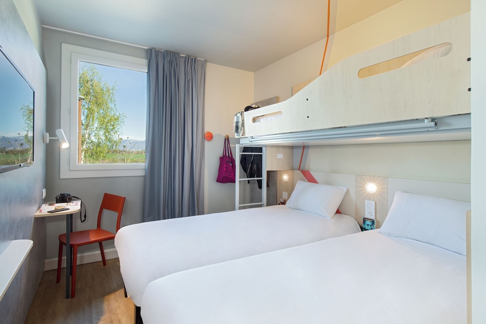 Habitación Standard con 2 camas individuales y 1 cama superpuesta del hotel Ibis budget Valence Nord Plateau des Couleures
