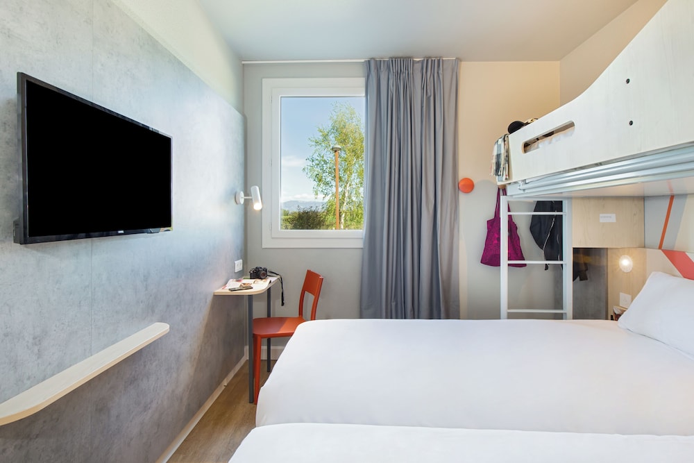 Habitación Standard con 2 camas individuales y 1 cama superpuesta del hotel Ibis budget Valence Nord Plateau des Couleures. Foto 3