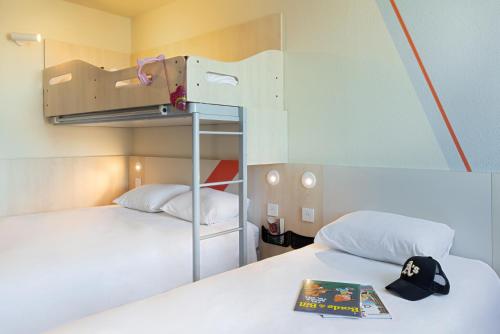 Habitación Standard familiar con 1 cama doble, 1 cama individual y 1 cama superpuesta del hotel Ibis budget Valence Nord Plateau des Couleures. Foto 9