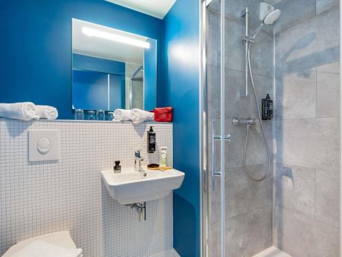 Habitación Standard familiar con 3 camas individuales y 1 cama superpuesta del hotel Ibis budget Valence Nord Plateau des Couleures. Foto 4