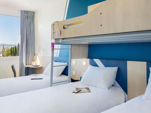 Habitación Standard familiar con 3 camas individuales y 1 cama superpuesta del hotel Ibis budget Valence Nord Plateau des Couleures. Foto 7