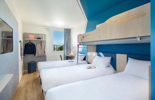 Habitación Standard familiar con 3 camas individuales y 1 cama superpuesta del hotel Ibis budget Valence Nord Plateau des Couleures. Foto 8