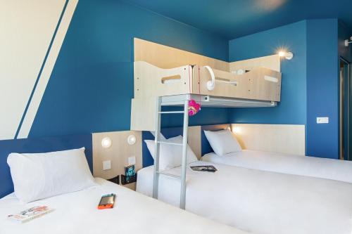 Habitación Standard familiar con 3 camas individuales y 1 cama superpuesta del hotel Ibis budget Valence Nord Plateau des Couleures. Foto 12