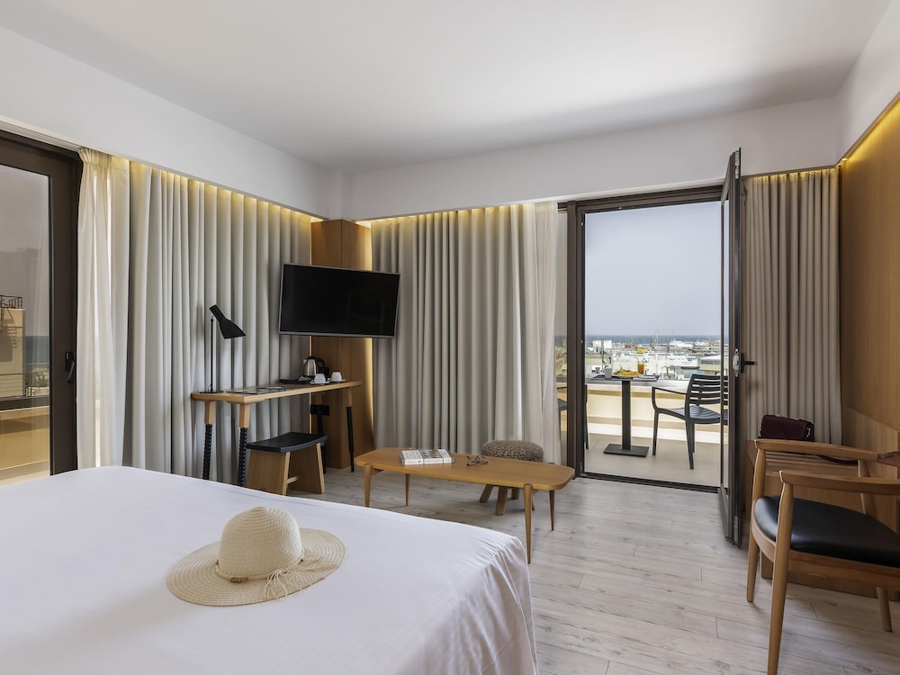 Habitación Deluxe del hotel Ibis Styles Heraklion Central. Foto 4