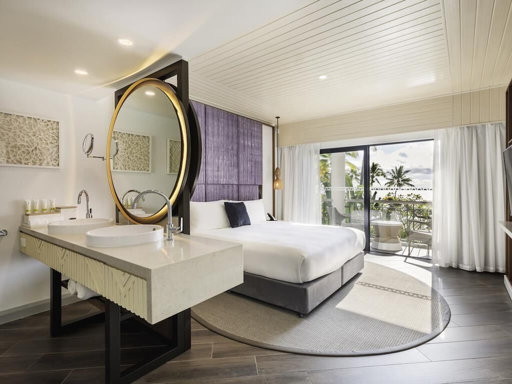 SUITE OPERA con 1 cama king size y salón independiente del hotel Sofitel Fiji Resort and Spa. Foto 4