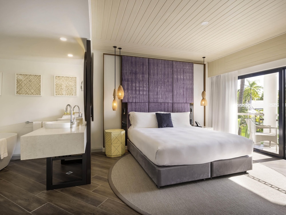 SUITE OPERA con 1 cama king size y salón independiente del hotel Sofitel Fiji Resort and Spa. Foto 5