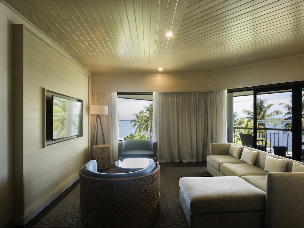 SUITE OPERA con 1 cama king size y salón independiente del hotel Sofitel Fiji Resort and Spa. Foto 6