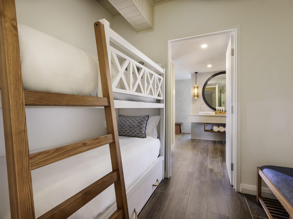 SUITE FAMILIAR con 1 cama king size y litera del hotel Sofitel Fiji Resort and Spa. Foto 2