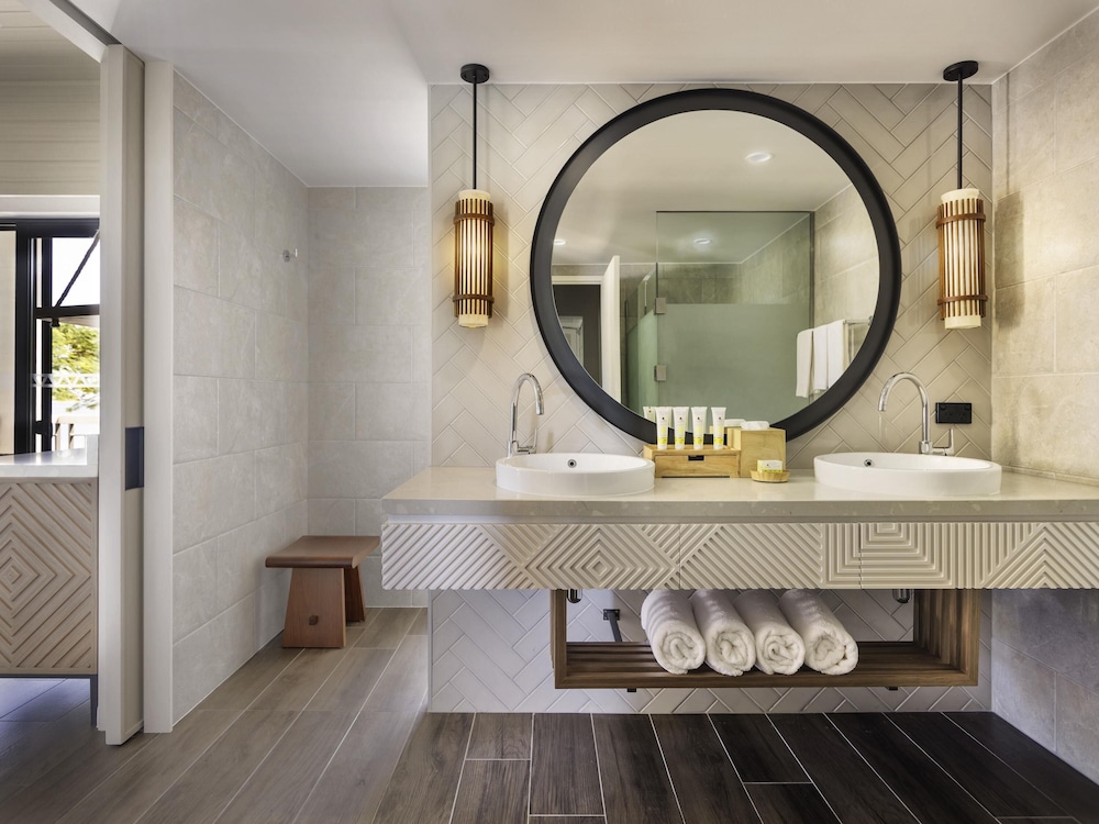SUITE FAMILIAR con 1 cama king size y litera del hotel Sofitel Fiji Resort and Spa. Foto 3