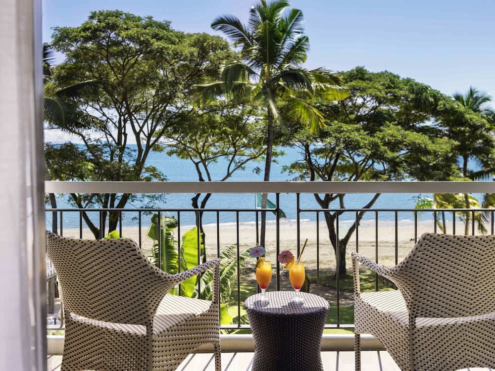 SUITE FAMILIAR con 1 cama king size y litera del hotel Sofitel Fiji Resort and Spa. Foto 4