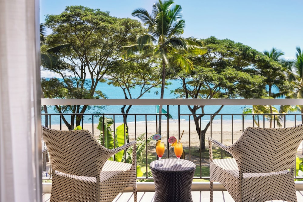 SUITE FAMILIAR con 1 cama king size y litera del hotel Sofitel Fiji Resort and Spa. Foto 6