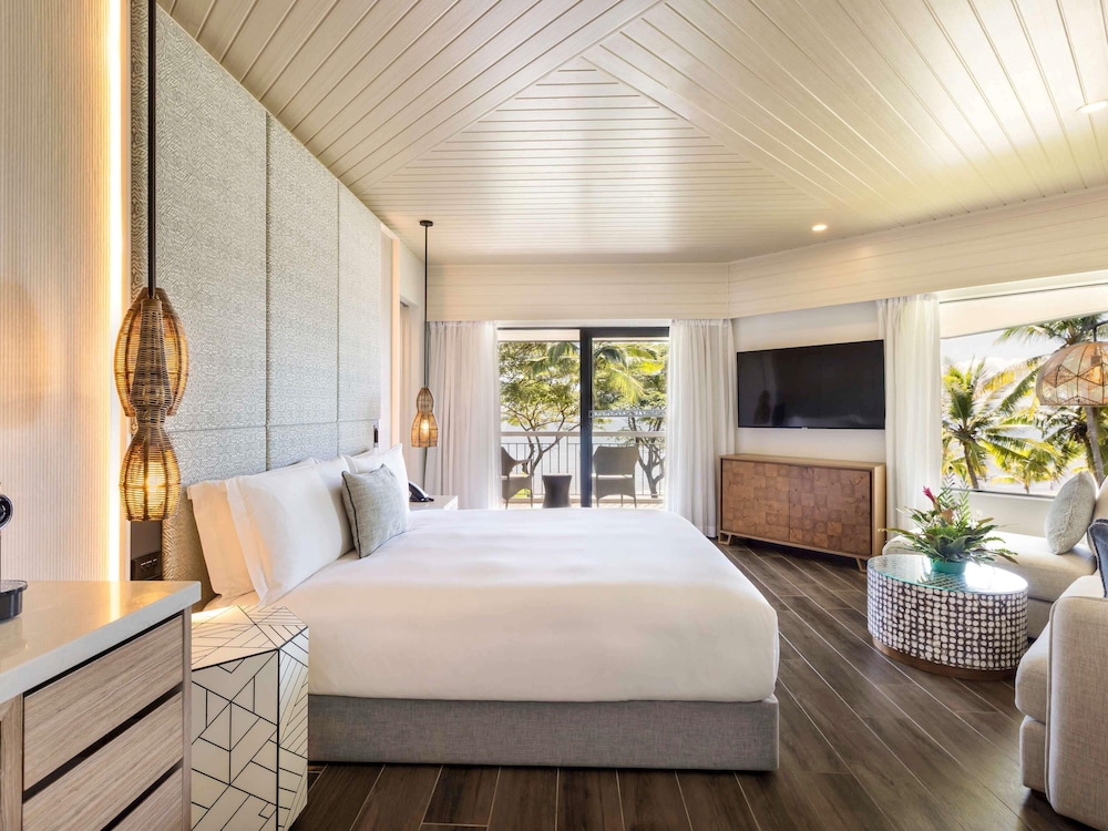 Suite de 2 dormitorios con habitaciones comunicadas (1 cama king size, 1 queen size, 1 litera) del hotel Sofitel Fiji Resort and Spa